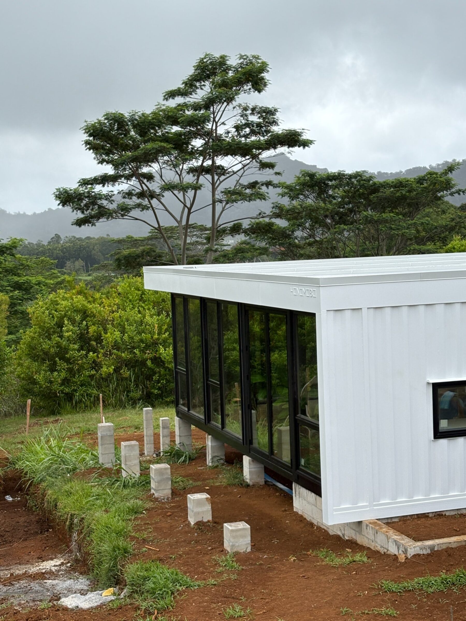 Honomobo HO4 corner detail with Kauai mountains behind